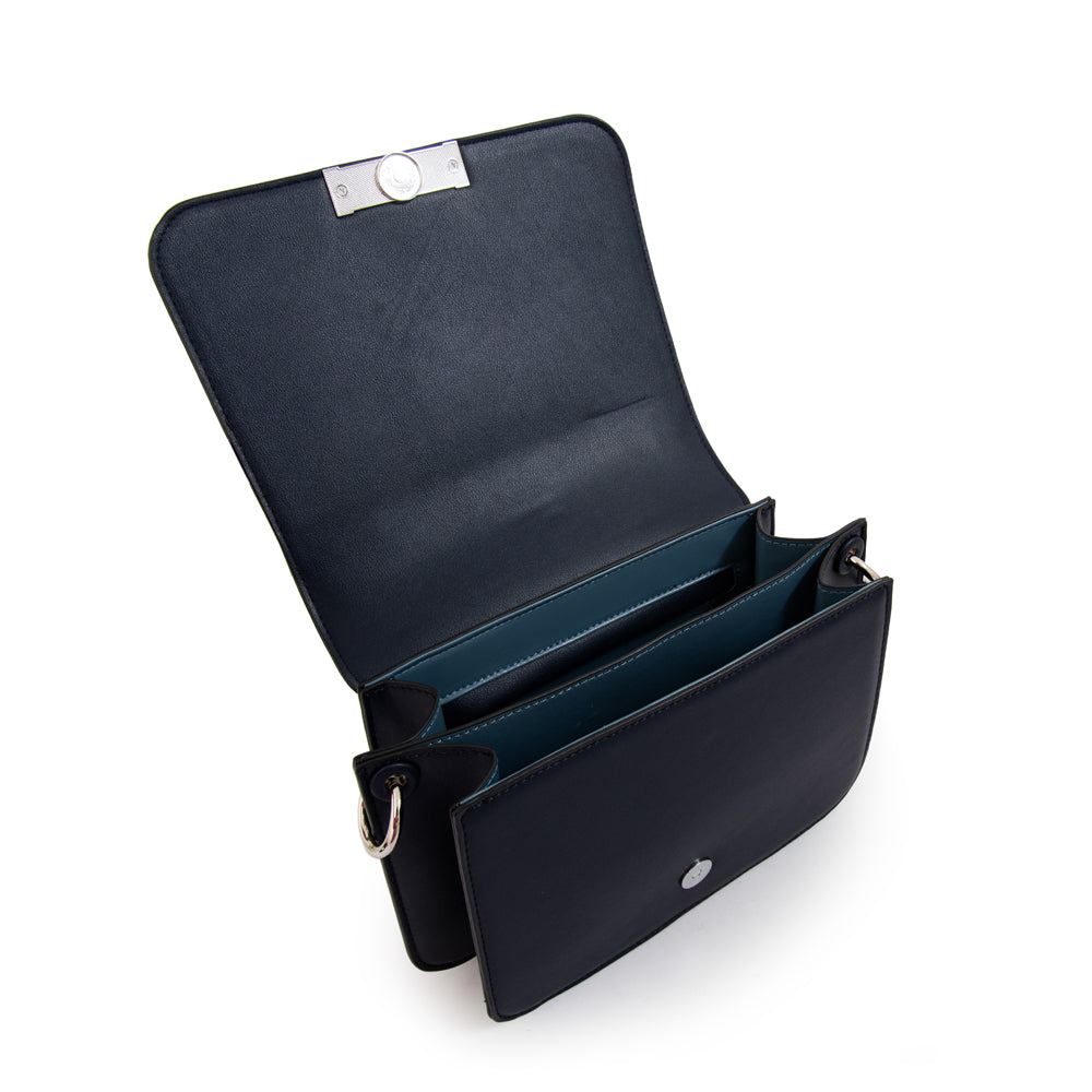 Cartera bandolera con tapa karina mediana azul oscuro